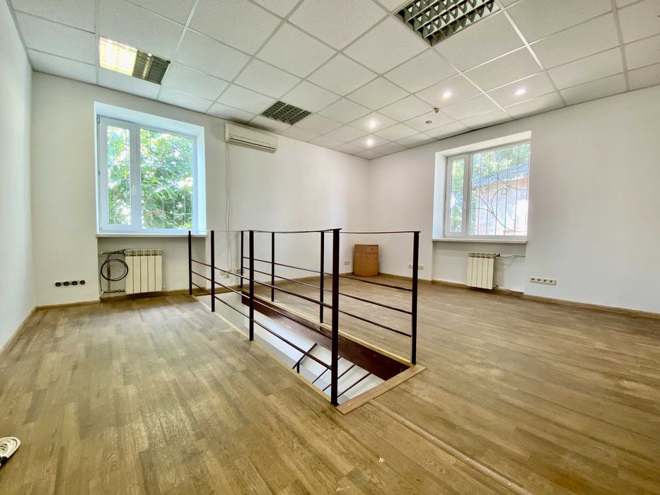 Комерційне дворівневе приміщення в центрі міста (вул. Перемоги).