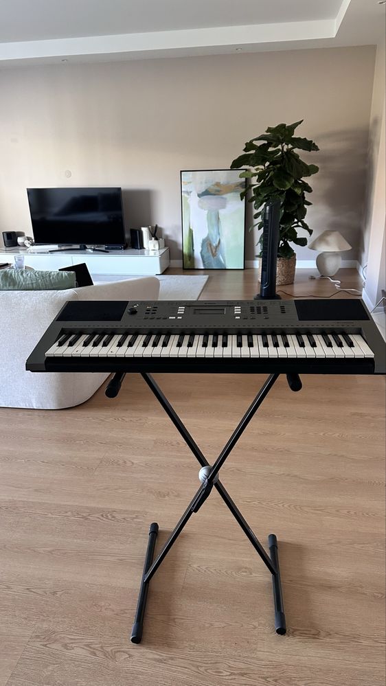 Yamaha PSR-E353 com suporte, banco e capa