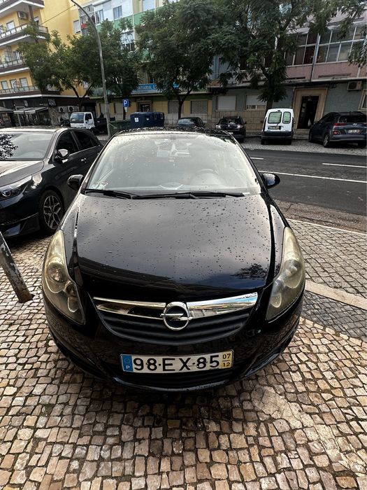 Opel Corsa com marcas de uso