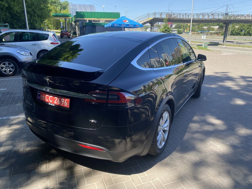 Tesla Model X офиційне авто