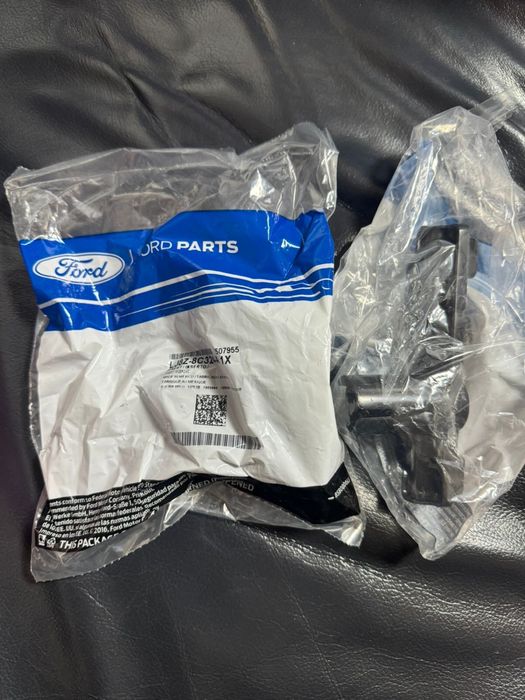 Кронштейн камери і омивача в передній решітці Mustang Mach-E 2020