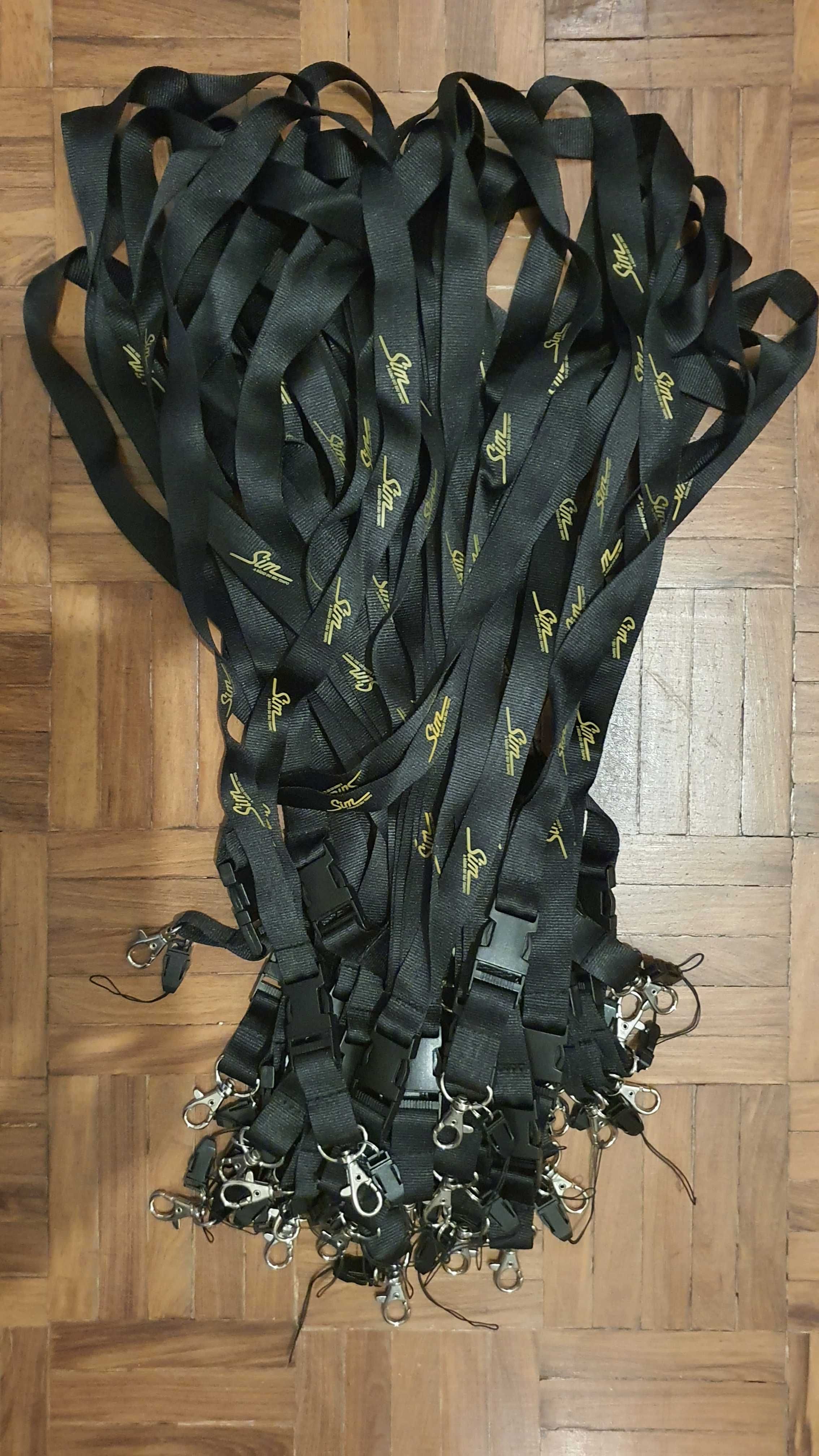 Fitas ou lanyards pretas