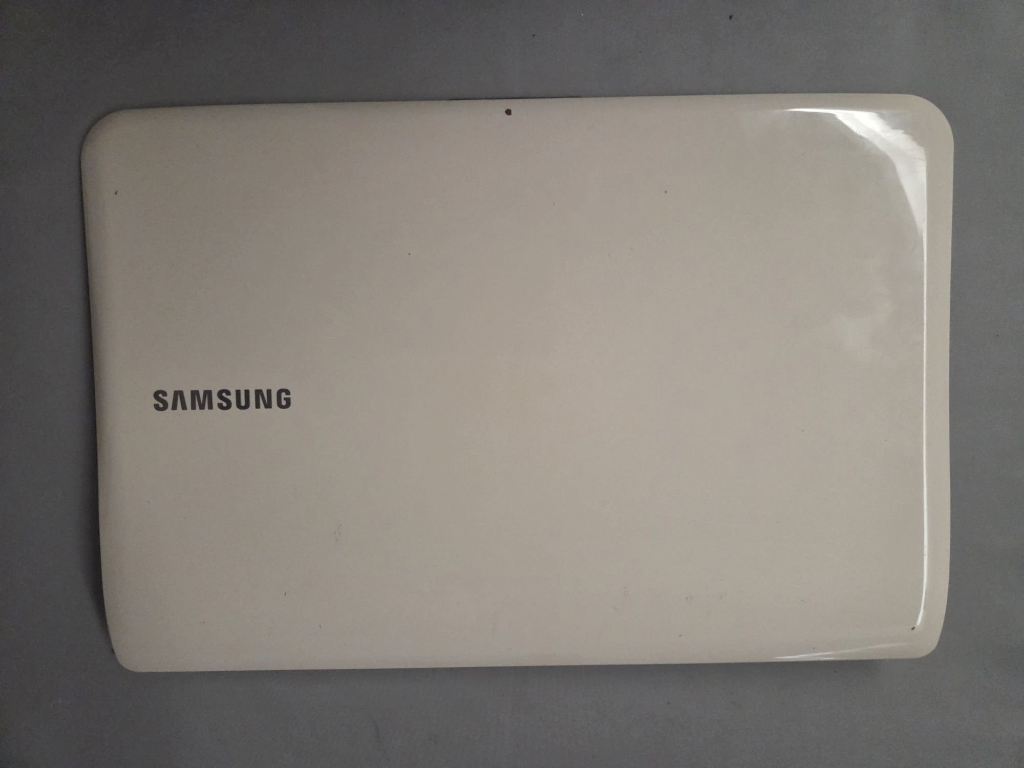 Sprzedam klapę matrycy do laptopa Samsung NP SF510