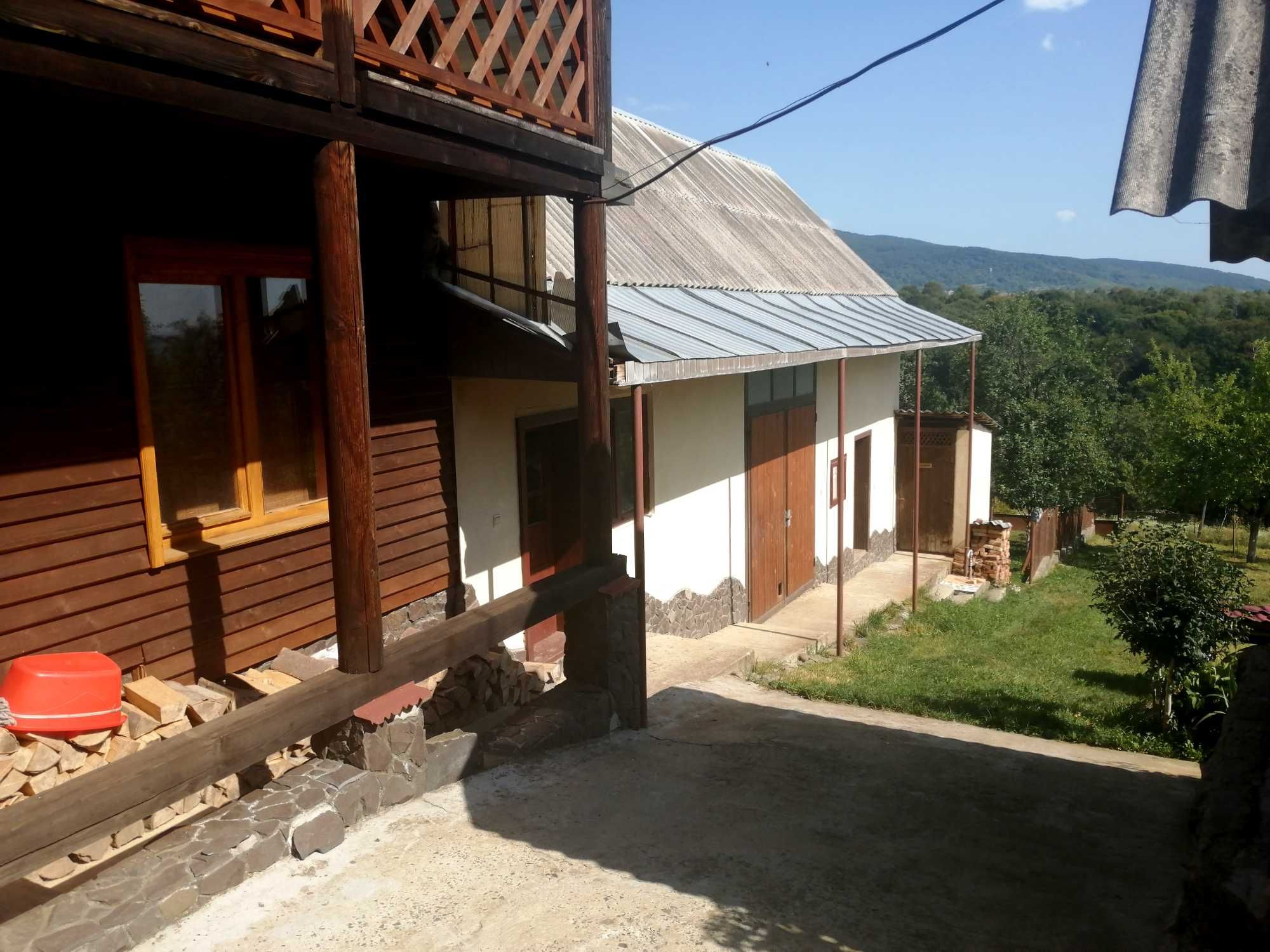 2 будинки в одному дворі і баня з підсобними приміщеннями