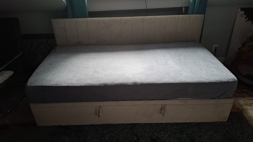 Bardzo wygodne łóżko młodzieżowe 100x200 wraz z materacem.