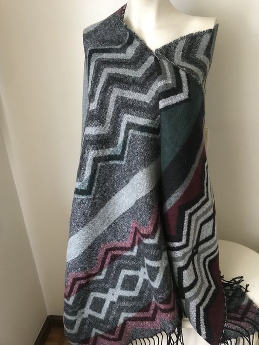 2 Pashminas, 1 com Pérolas e Cachecol-Capa com Bolsos. NOVOS