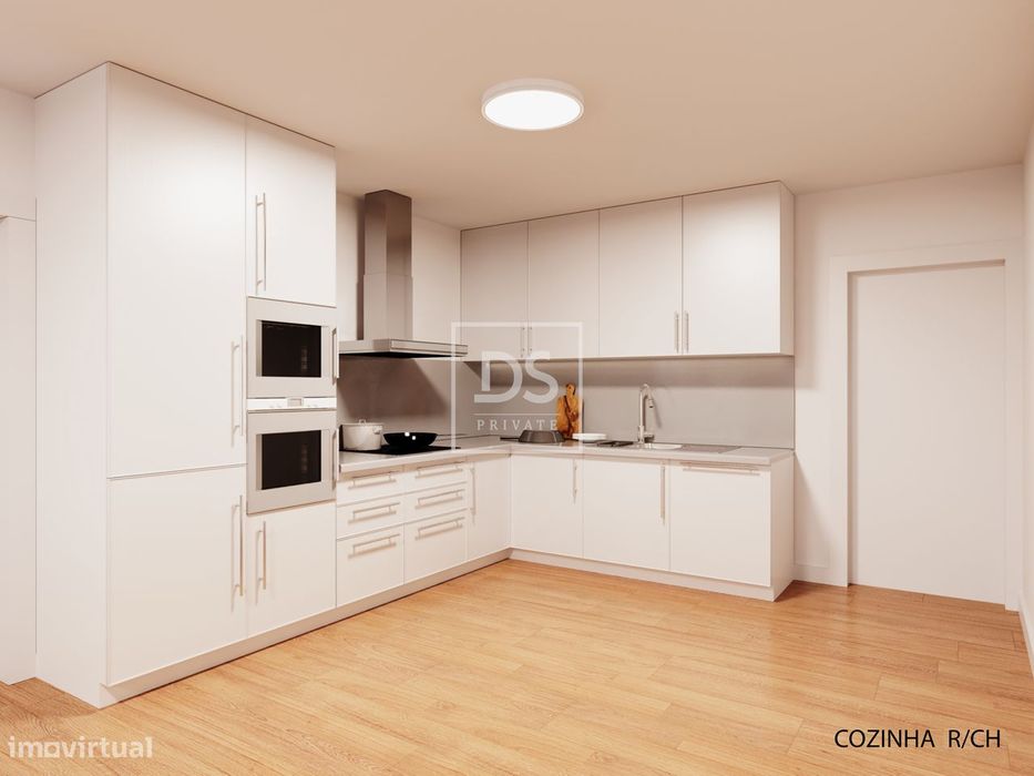 T3 Renovado, Cozinha Equipada e Terreno com Duas Entradas – Vila Caiz