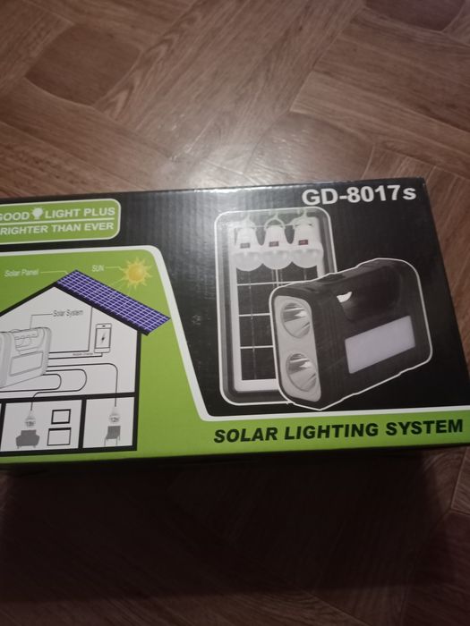 Акумуляторний фонарь с солнечной панелью и тремя лампами.