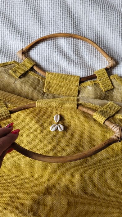 Żółta torba plażowa z muszelkami