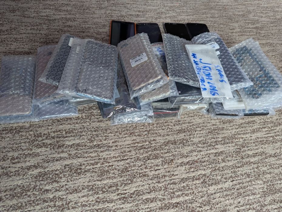 Запчастини на телефони одним лотом майстру