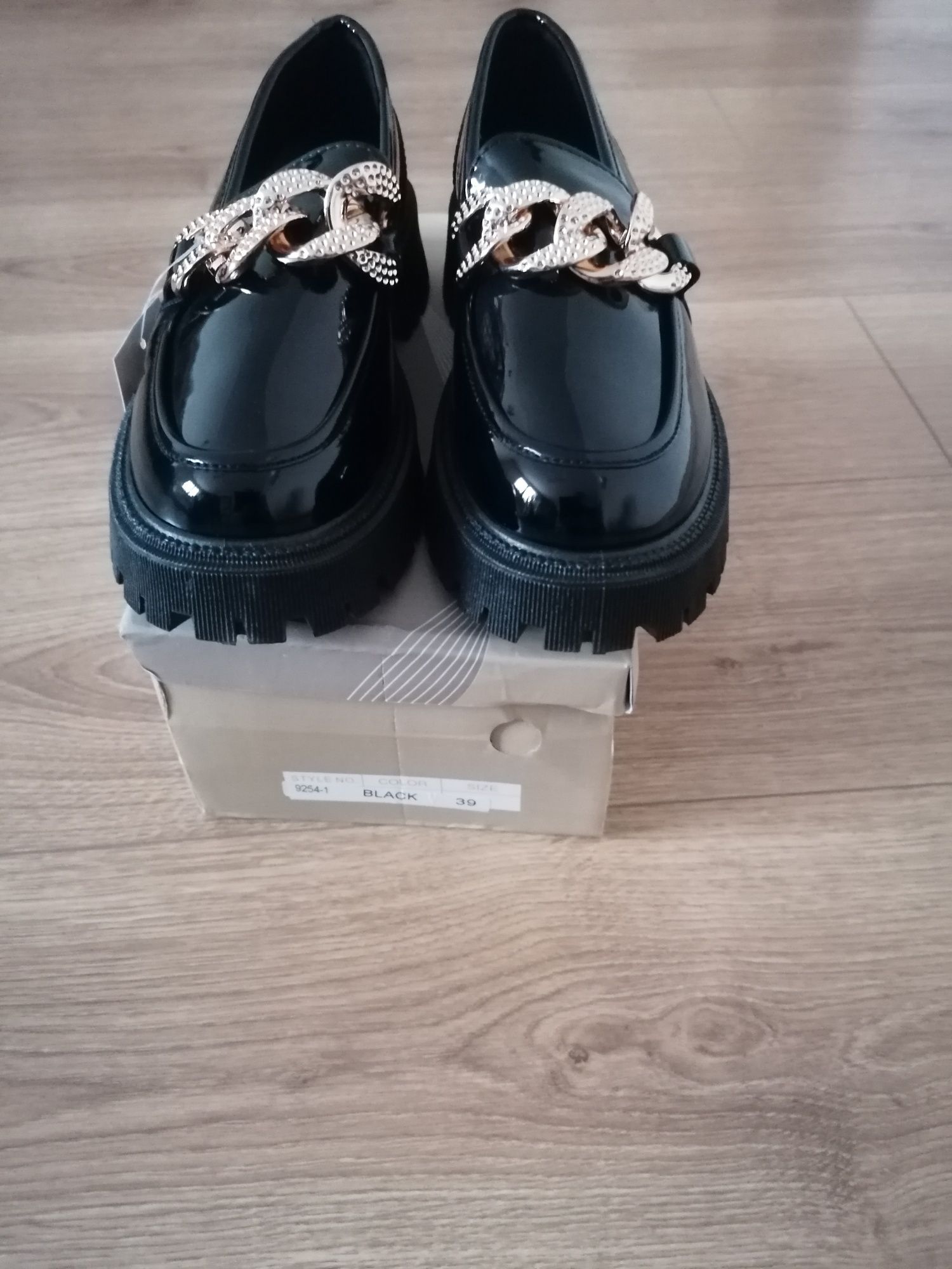 Nowe lakierowane mokasyny roz 39