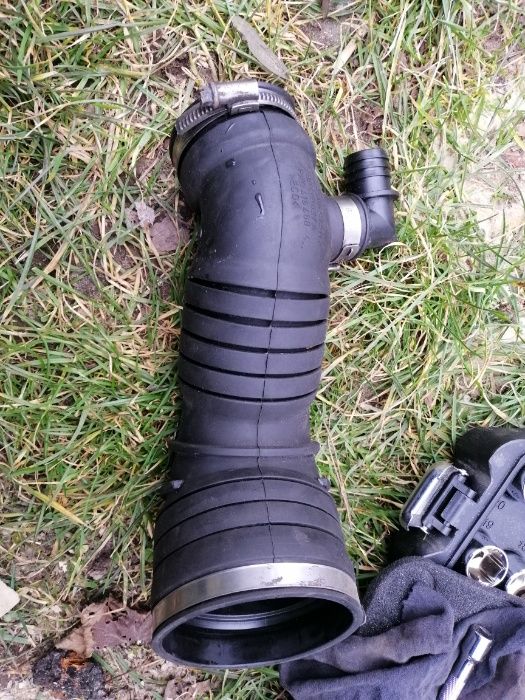 Продам патрубок турбины, расходомер корпуc фильтра на Audi а6с5 2,5 тд