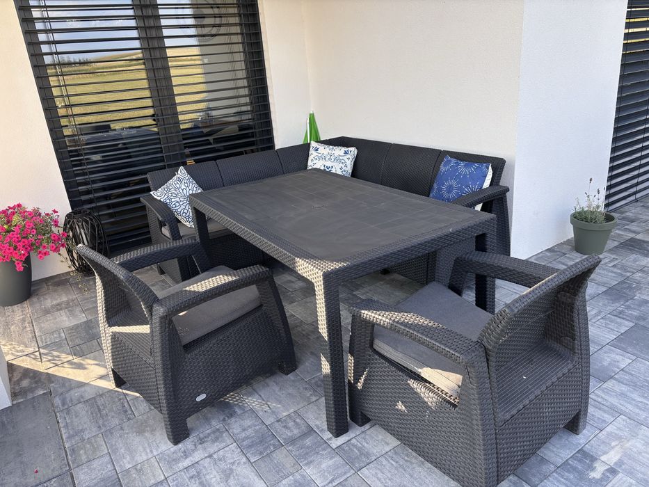 Meble ogrodowe z duzym stołem