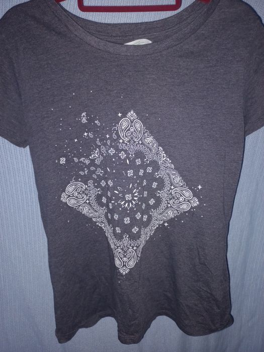 Tshirt damski szary ze wzorem