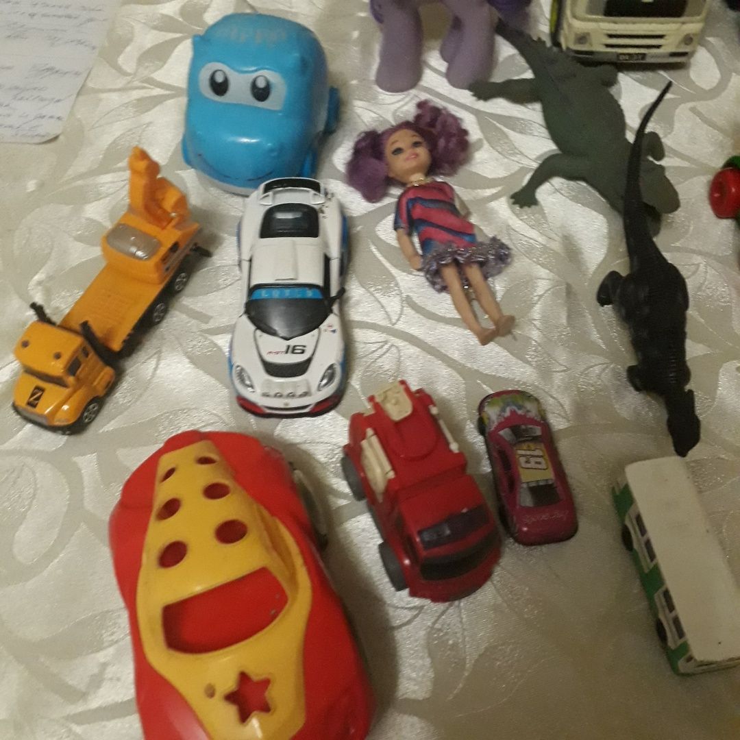 Детские  машинки  и игрушки.