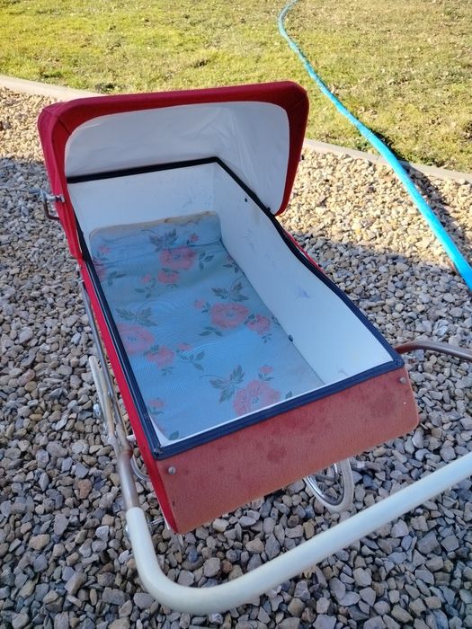 Wózek retro dla lalek głęboki PRL gondola vintage czerwień