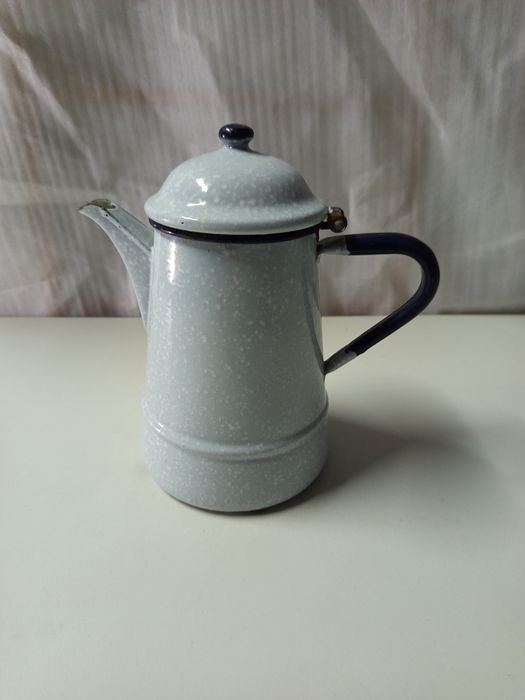 Cafeteira antiga de esmalte