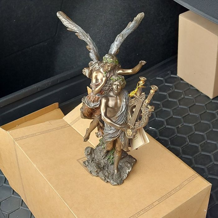 Продам бронзовую статуэтку