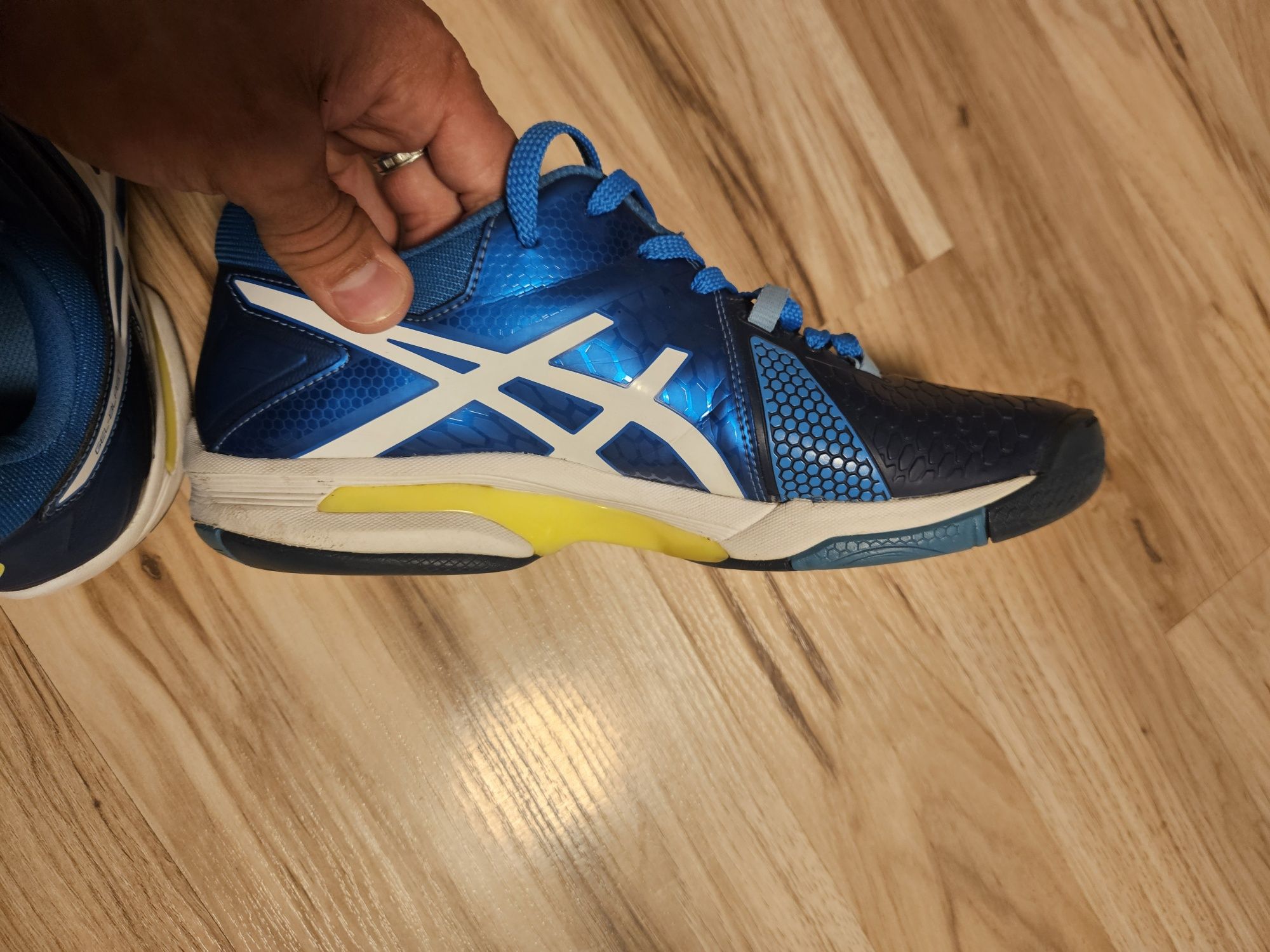 Buty Asics do tenisa stołowego w bdb stanie