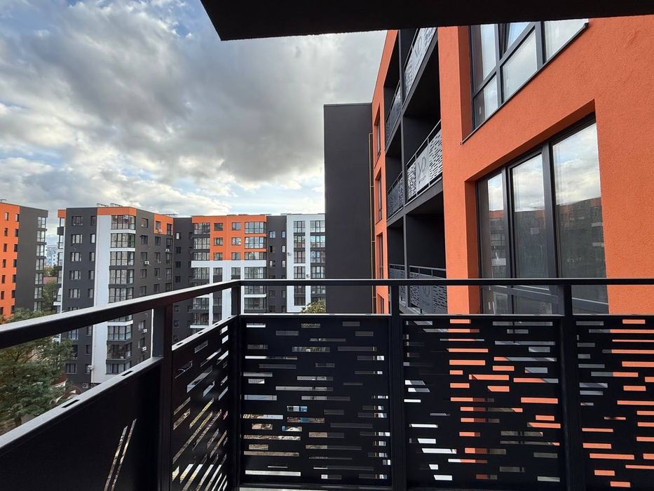 Двостороння 1-кімнатна з балконом біля парку Шевченка!