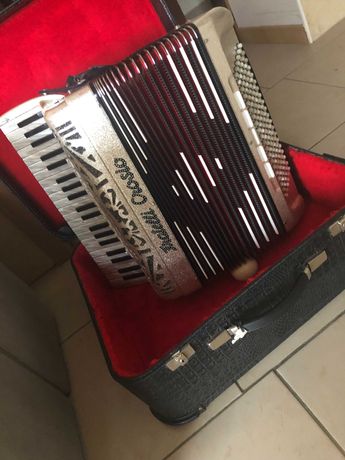 Um espetocolar acordeon Fratelli Crosio 4/5 vozes a mao