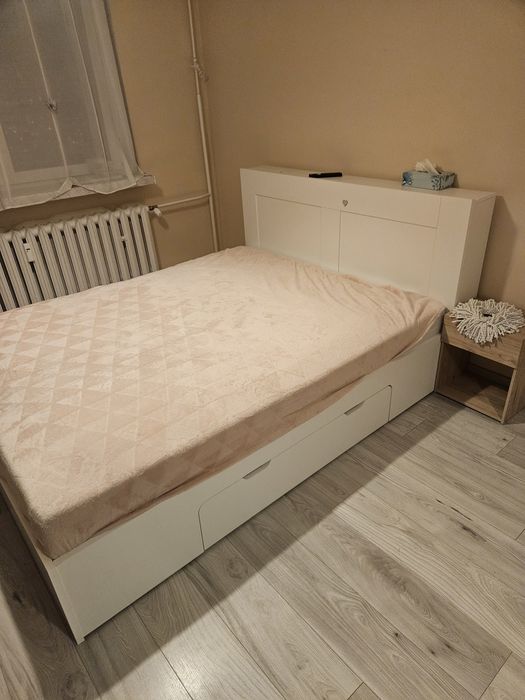 Łóżko z materacem