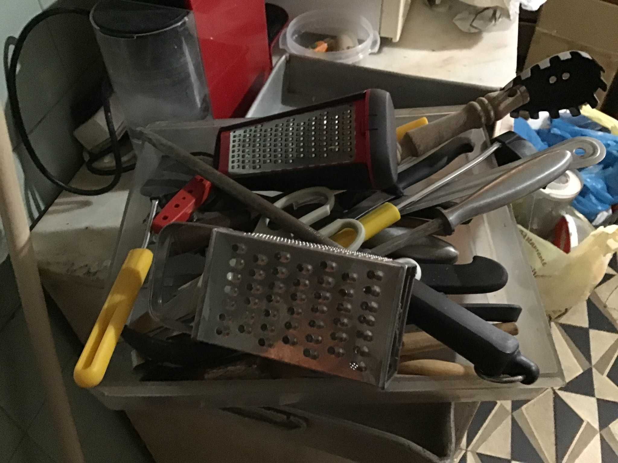 caixa de acrilico com diversos utensilios para cozinha