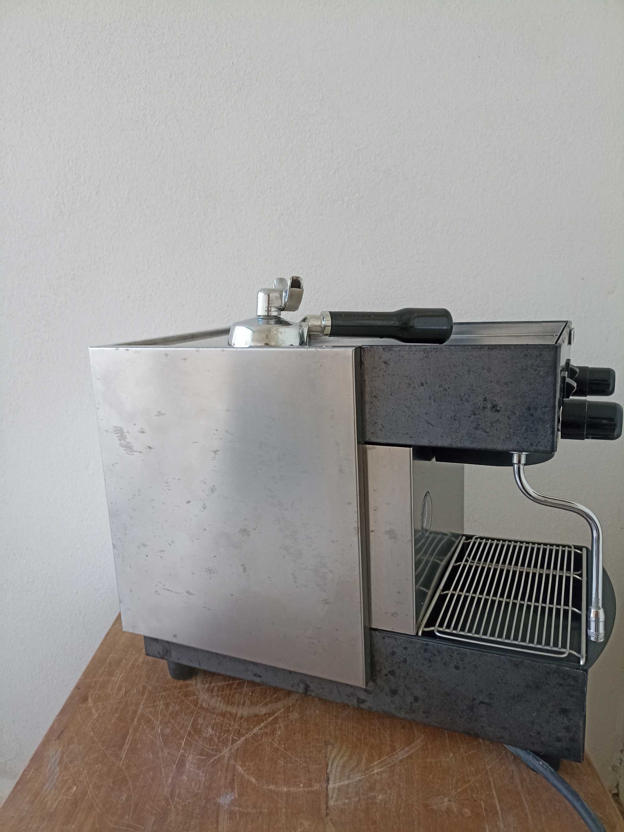 Máquina de Café Semi-Profissional Magister MS40