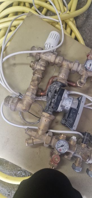 Rozdzielacz do ogrzewania wraz z pompą