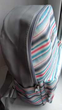 Рюкзак серый с люрексовым блеском.