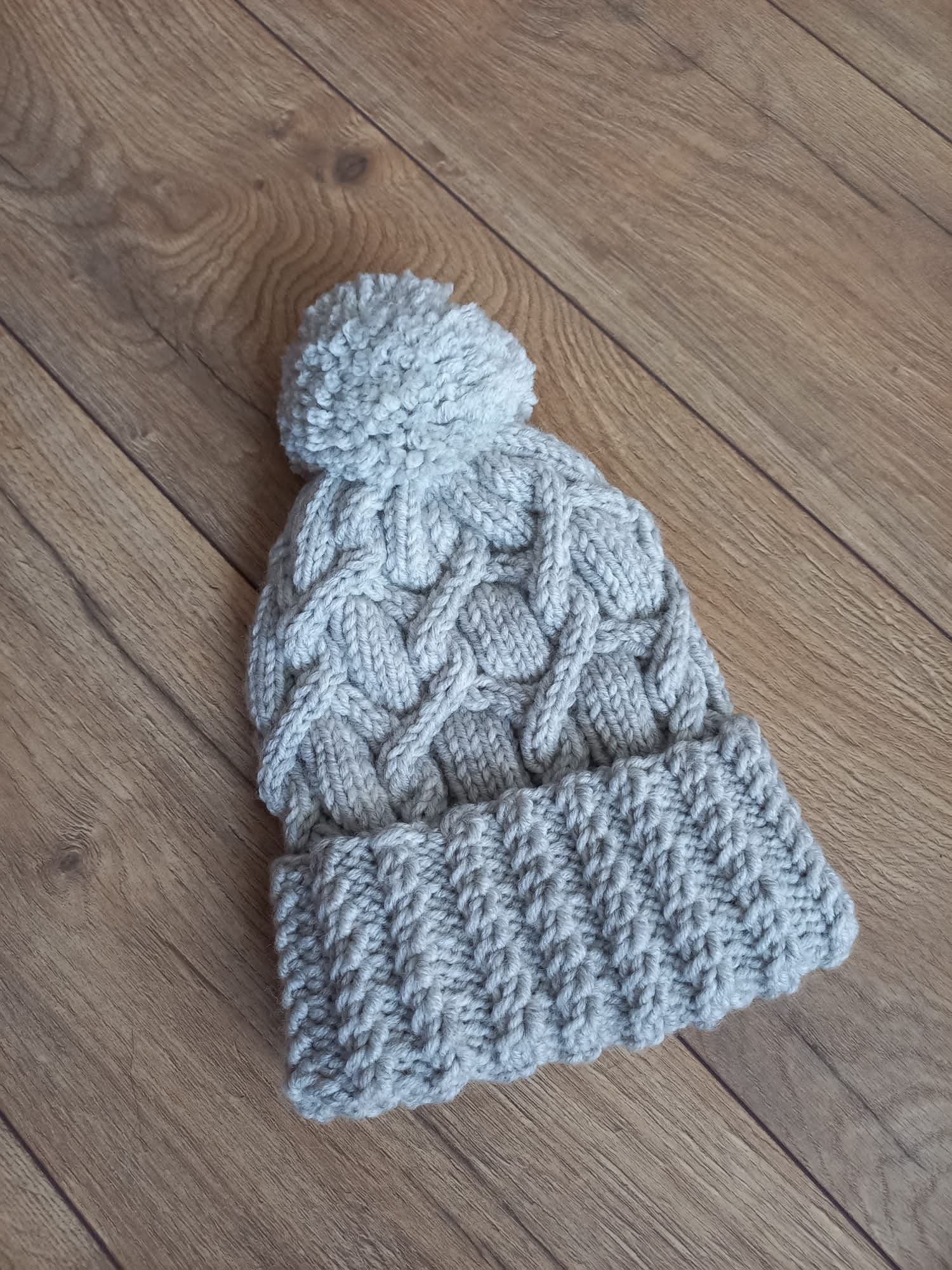 Gruba ręcznie robiona zimowa czapka