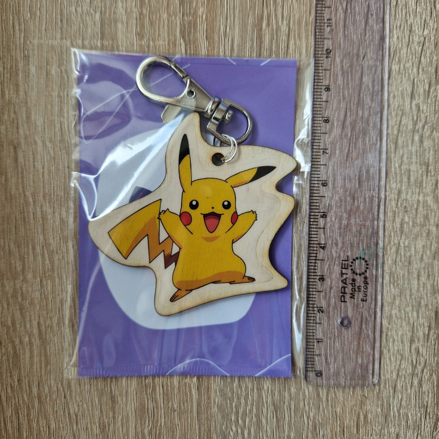 Drewniany breloczek marki Pokemon z Pikachu