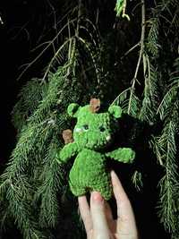 В'язана іграшка ручної роботи «Зелений дерев'яний дракон» - 2024 рік