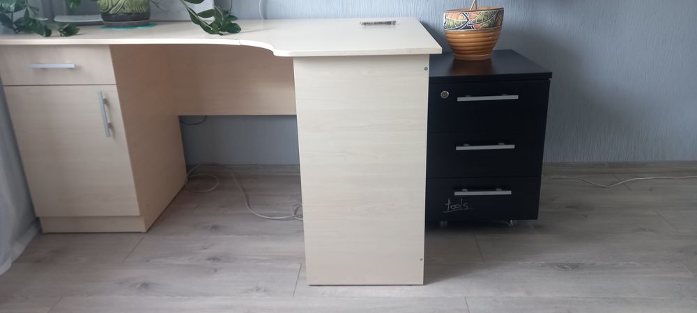 Стіл комп'ютерний