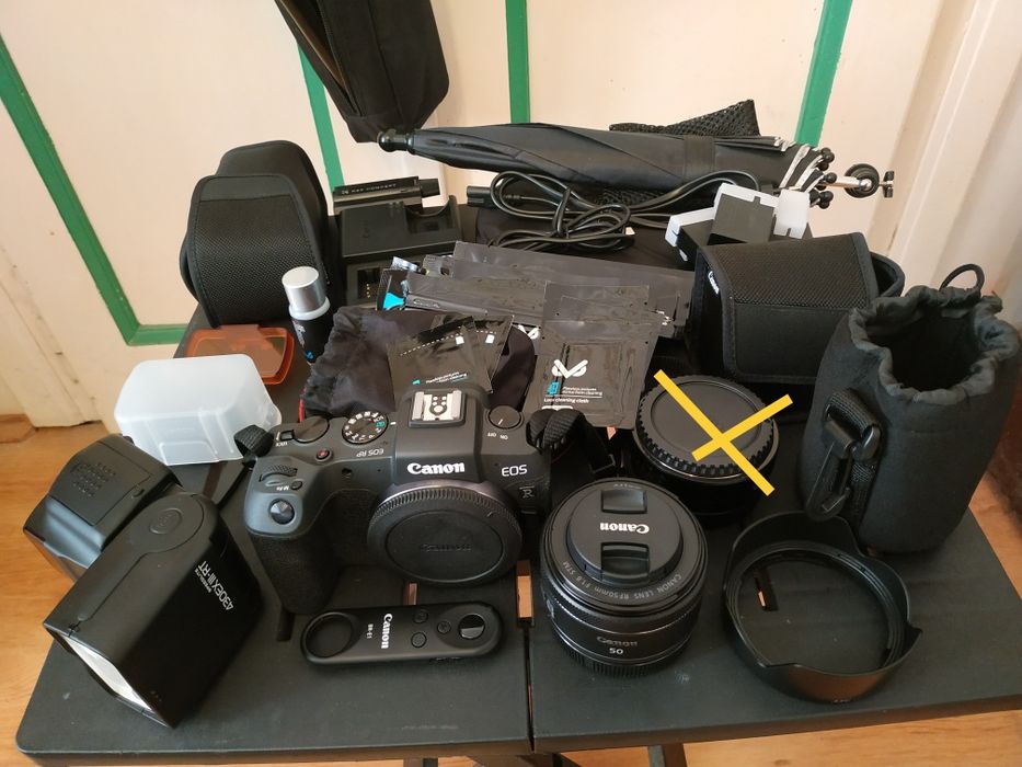 Aparat fotograficzny bezlusterkowy Canon EOS RP, obiektyw, lampa błysk