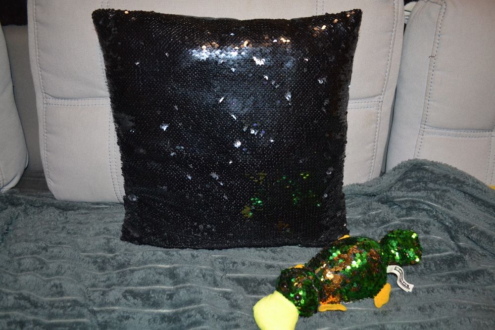 Подушка и игрушка с пайетками-перевёртышами.
