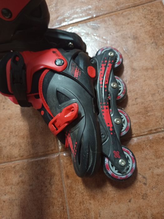 Patins em linha vermelho
