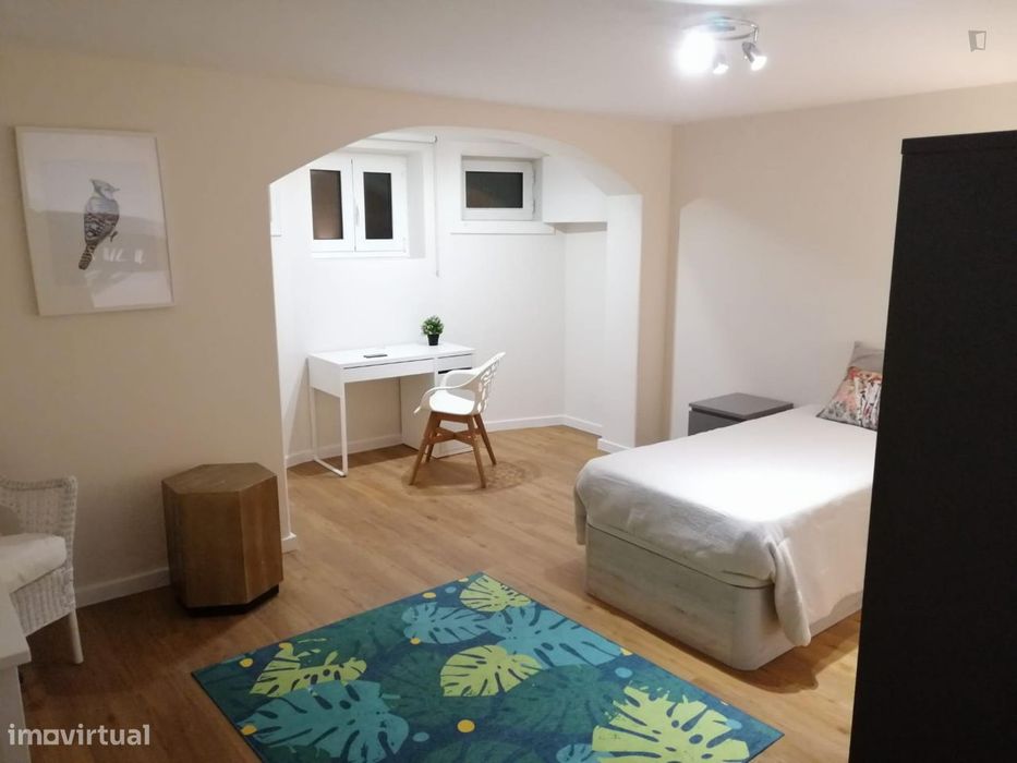 387485 - Quarto espaçoso com cama de solteiro...
