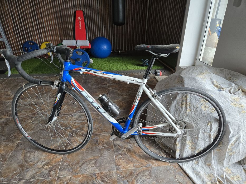 Bicicleta de estrada BH 
De sete velocidades a trás e duas a frente.
E