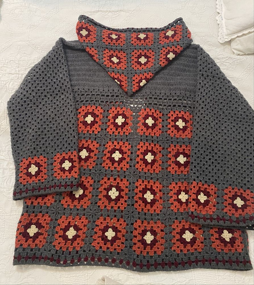 Casaco com carapuço croche