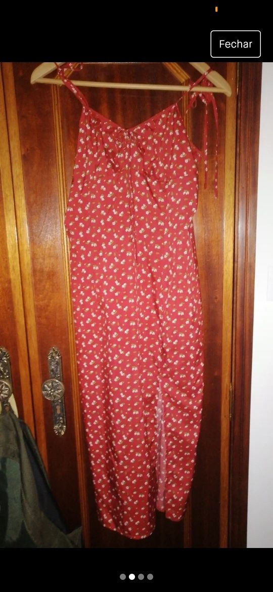 Vestido vermelho floral com racha