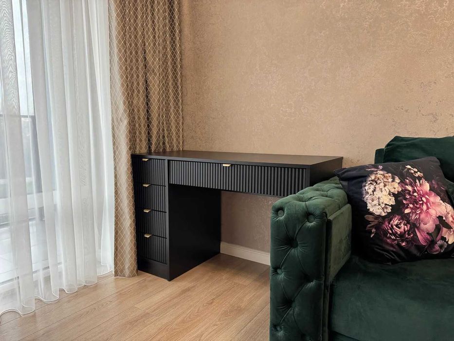 Трикімнатна з ремонтом та меблями