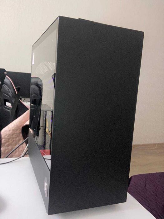 Комп'ютер, периферія, монітор та стіл