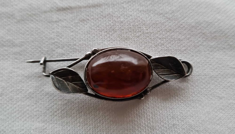 Stara broszka srebrna z bursztynem Vinted polska z patyną listki