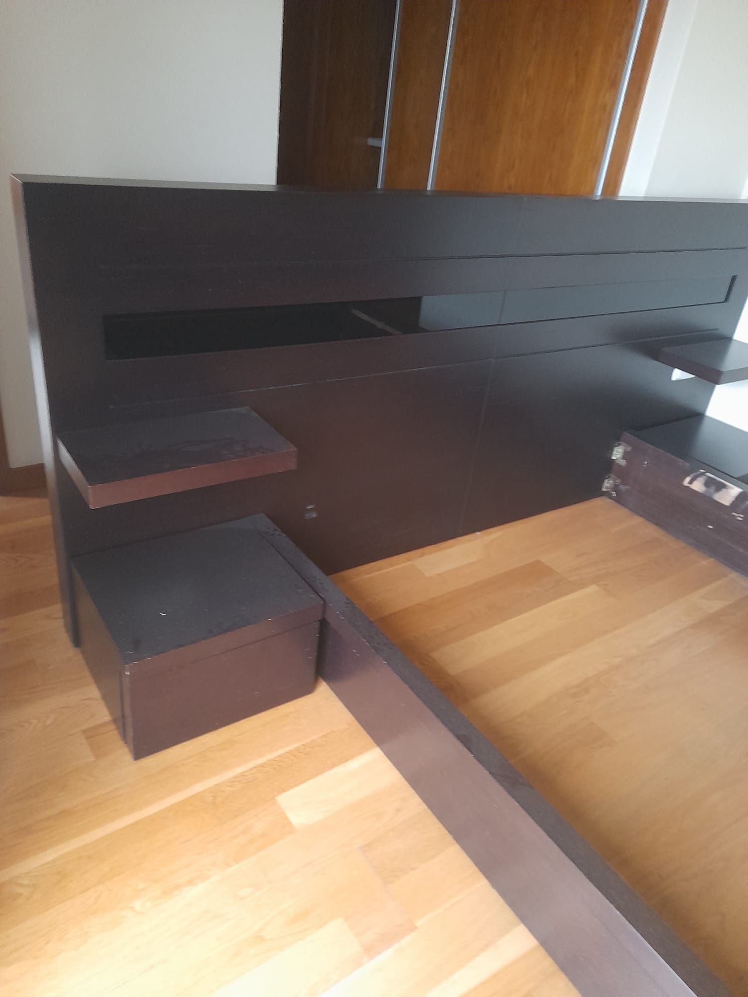 Quarto completo - cama, mesinhas, cómoda, espelho zona de maquilhagem