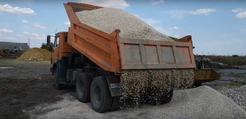 Отсев гранитный, песок речной, щебень, чернозем, бутовый камень, глина