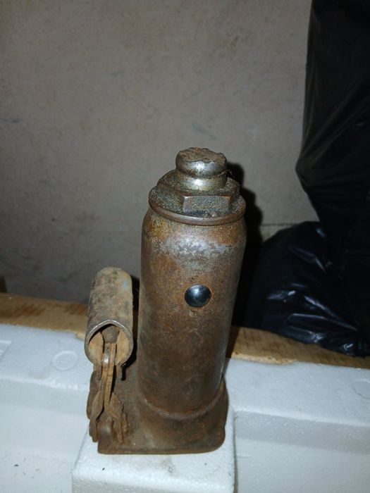 Продам домкрат двух тонный гидравлический