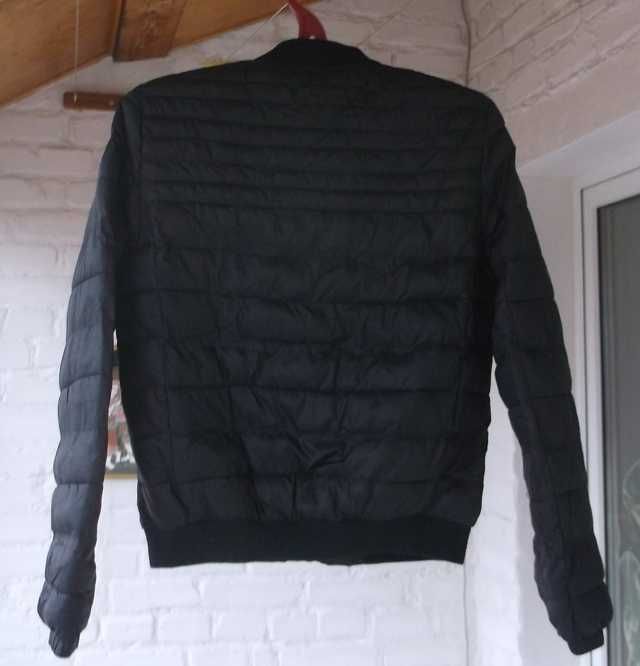 Куртка демисезонная черная на хлопчика 12-13 лет размер S.