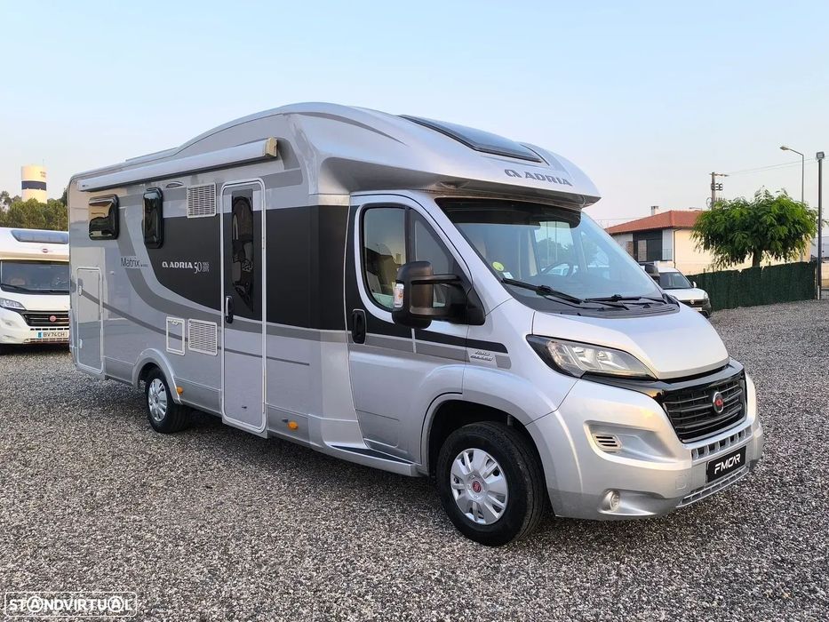 Adria Matrix M670SC 50 Anos 5lugares Cama central e basculante