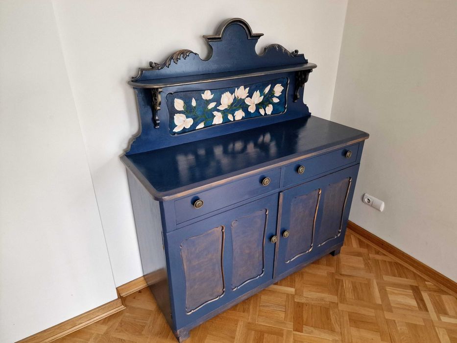 Zabytkowa komoda z nadstawką po renowacji ręcznie malowana